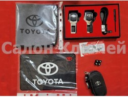 Подарочный набор для Toyota №3 (заглушки, брелок, микрофибра, силиконовый коврик, ключница, колпачки)